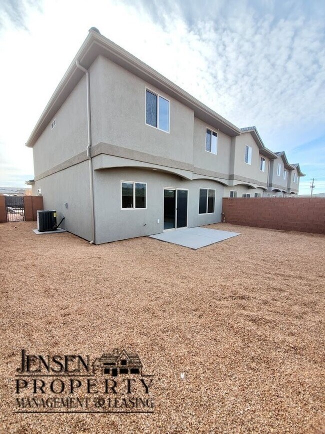 Building Photo - Three Bedroom Red Mountain Vista Town Home