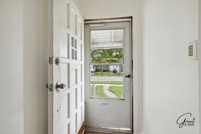 Building Photo - $1,050/month - 2 Bed 1 Bath in Harper Woods