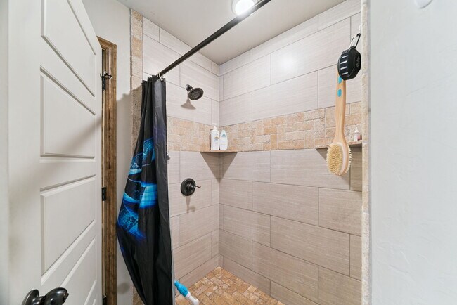 Building Photo - 1138 Jones Ave