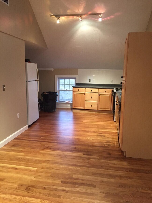 Building Photo - 6 Skillings Rd