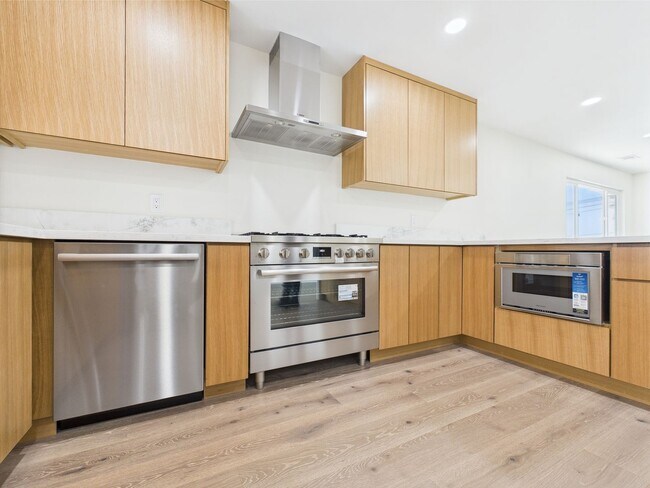 Building Photo - Modern Luxury 3x2 home in the Heart of Vista