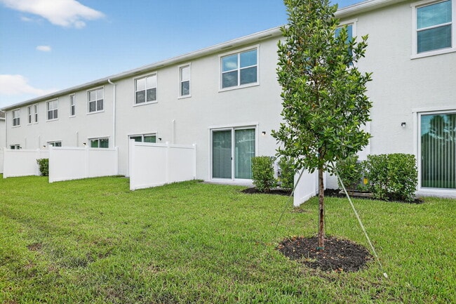 Building Photo - 303 SE Crossoak Ln