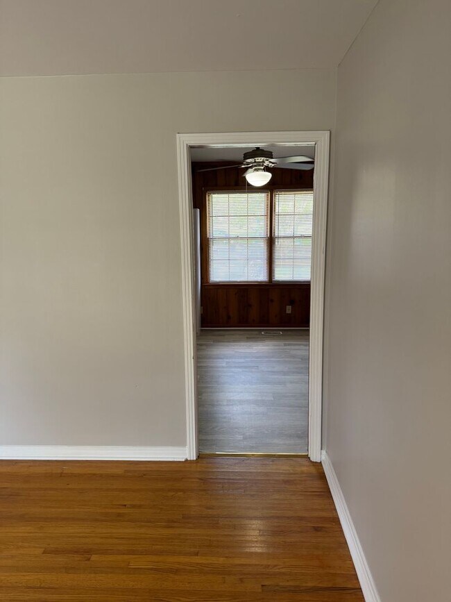 Building Photo - Charming 3-bedroom,1-bath home w/Detached garage for rent in Springfield, Tennessee.