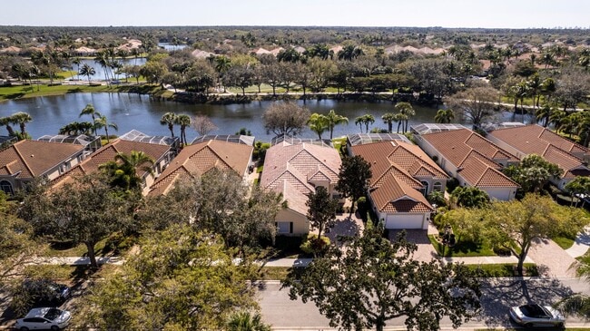 Building Photo - ** ISLAND WALK ** 3 BED + DEN / 2.5 BATH -...