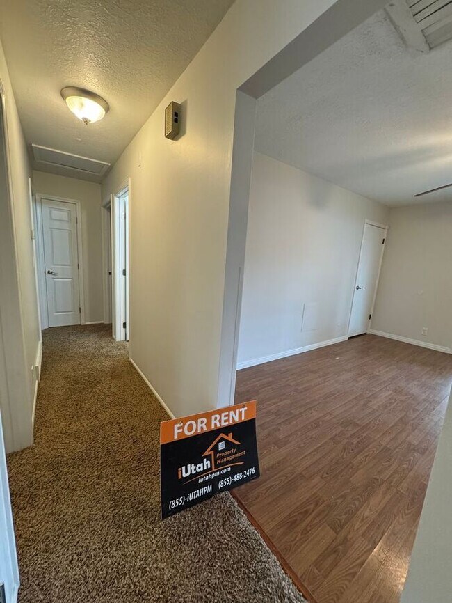 Building Photo - 3 bdrm 1 bath Home. Move in Ready!