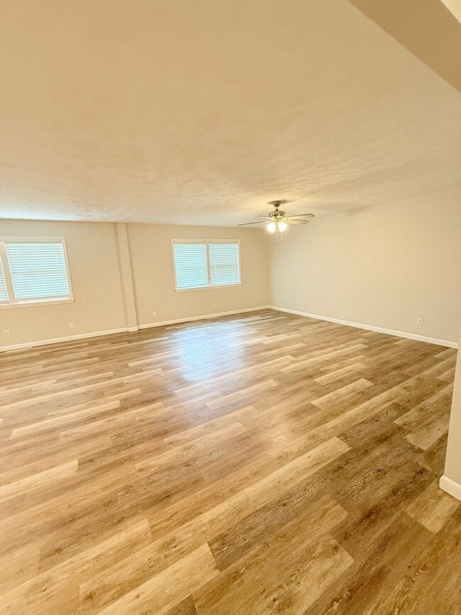 Building Photo - Ultra Open Floor Plan - Lots of New - Walk...