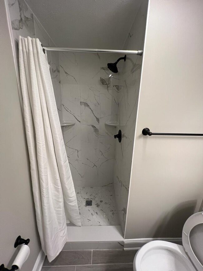 Building Photo - Spacious Newly Renovated Basement with Pri...