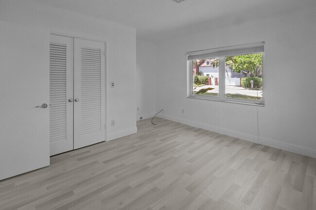 Building Photo - 2608 NE 12th St