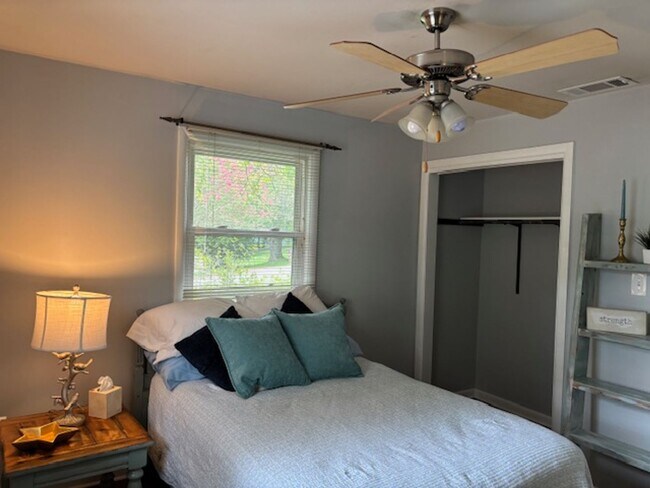 Building Photo - Knoxville 37921 - 3 bedroom, 1 Bath Upstairs Unit,  - Contact Troy Adams (865) 233-6949