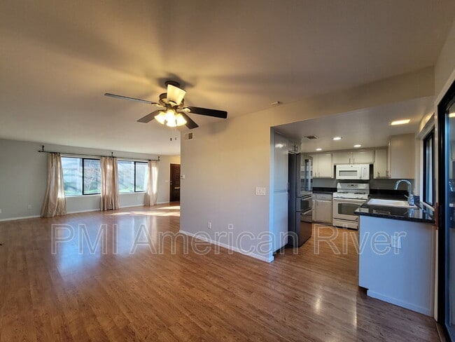 Building Photo - 3127 Vía Grande