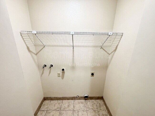 Building Photo - 3068 W Queens Cir