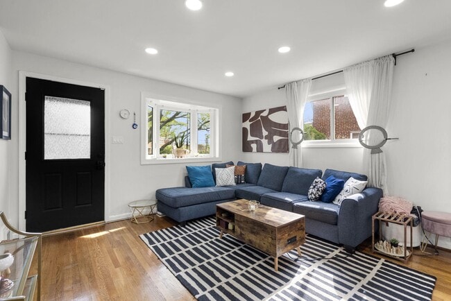 Building Photo - 3300 Manorwood Dr