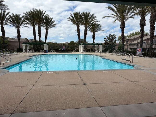 Building Photo - 3 be 2 bath Beautifully Updated Home in Gated Community