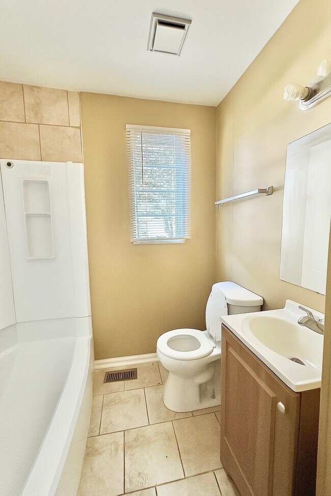 Building Photo - 1136 Broad St