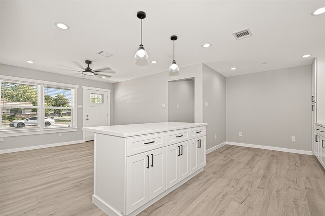 Building Photo - 10531 Royal Oaks Dr