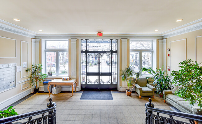 Building Photo - Sun Drenched Top Floor Dupont Circle One B...