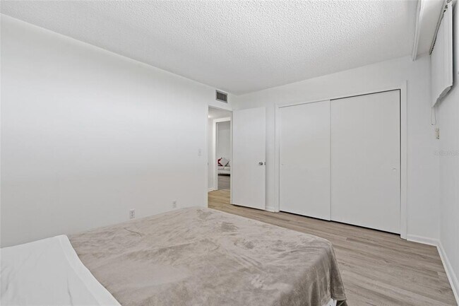 Building Photo - 2621 Cove Cay Dr