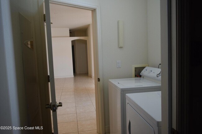 Building Photo - 1170 Eleuthera Dr NE