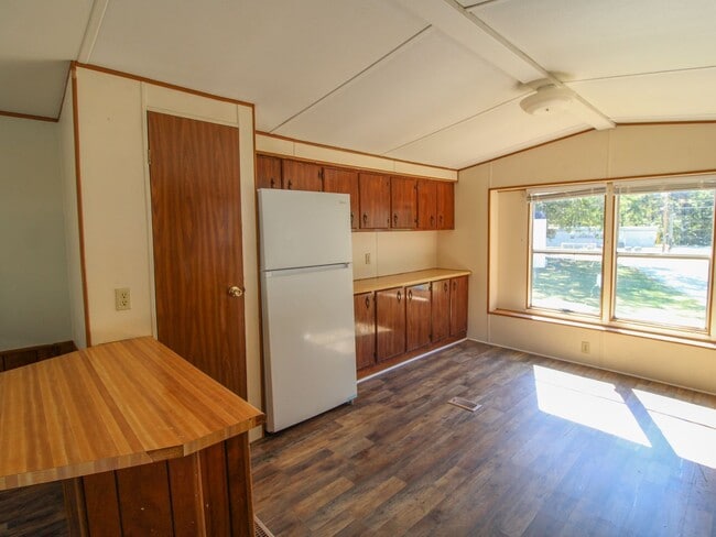 Building Photo - Updated 2BR/1BA Trailer in Muscle Shoals –...