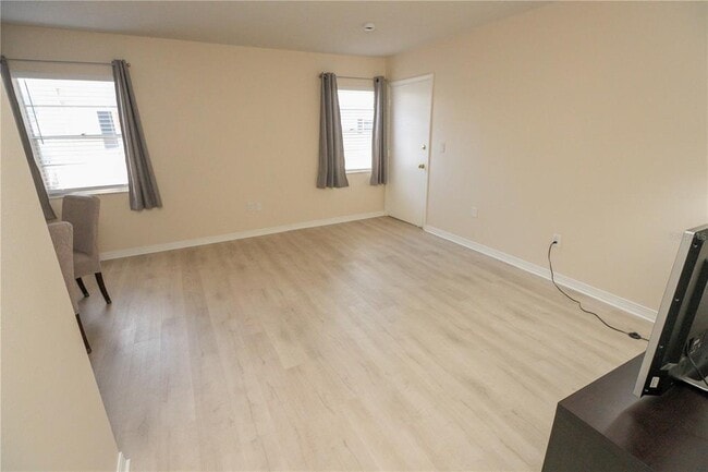 Building Photo - 6940 Sunset Dr S