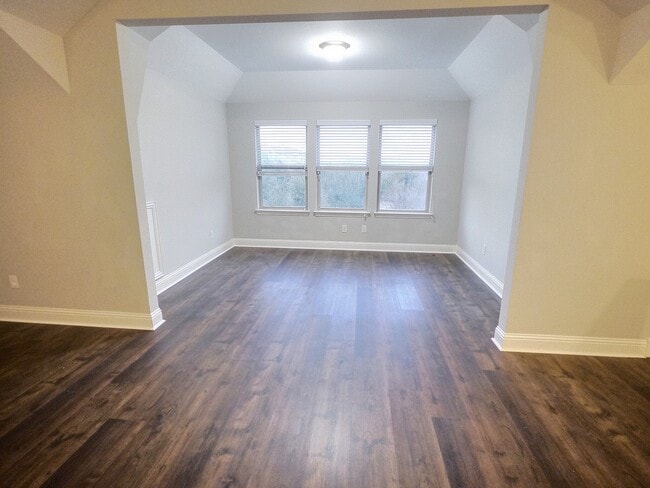 Building Photo - 557 Reale Dr