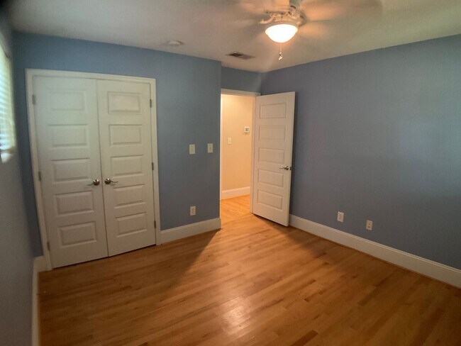 Building Photo - Spacious Carrboro Condo ready for August Move In!