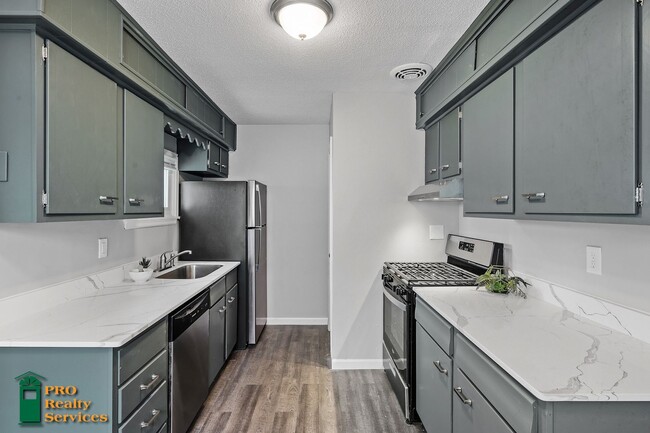 Building Photo - Recently Remodeled 2 Bedroom Home