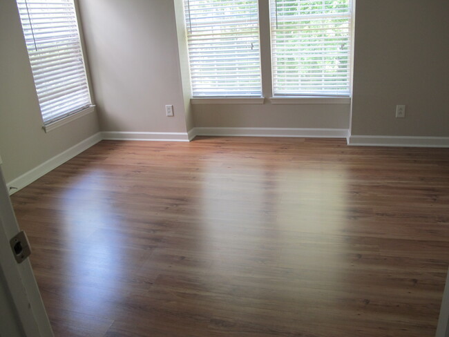 Building Photo - 9621 Vinca Cir