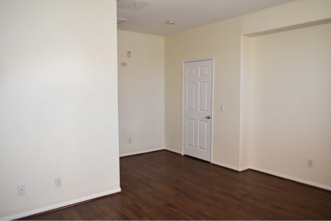 Building Photo - Updated with Pool, 3 Bd 2.5 Ba Chula Vista (91913)