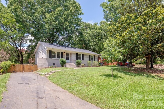 Building Photo - 1129 Eastview Dr