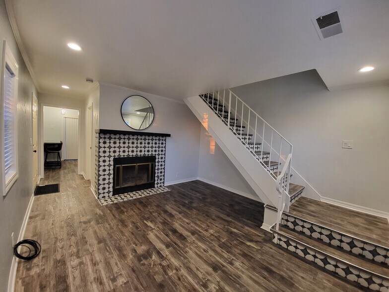 Building Photo - 150 Huntley Ave