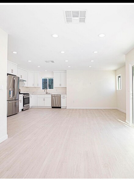 Primary Photo - 6638 Lindley Ave