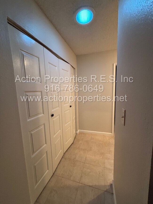 Building Photo - 5110 Village Oaks Dr