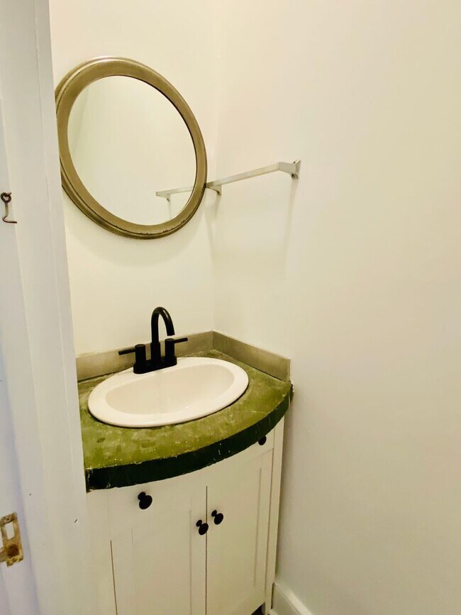 Building Photo - Beautifully Renovated 2bdrm/1.5bth Row House Located in Historic Church Hill!!
