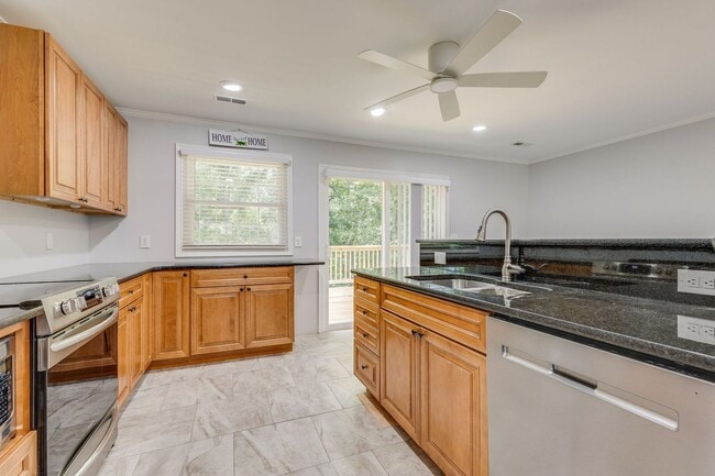 Building Photo - 3 Bed/1.5 Bath in Colonial Heights