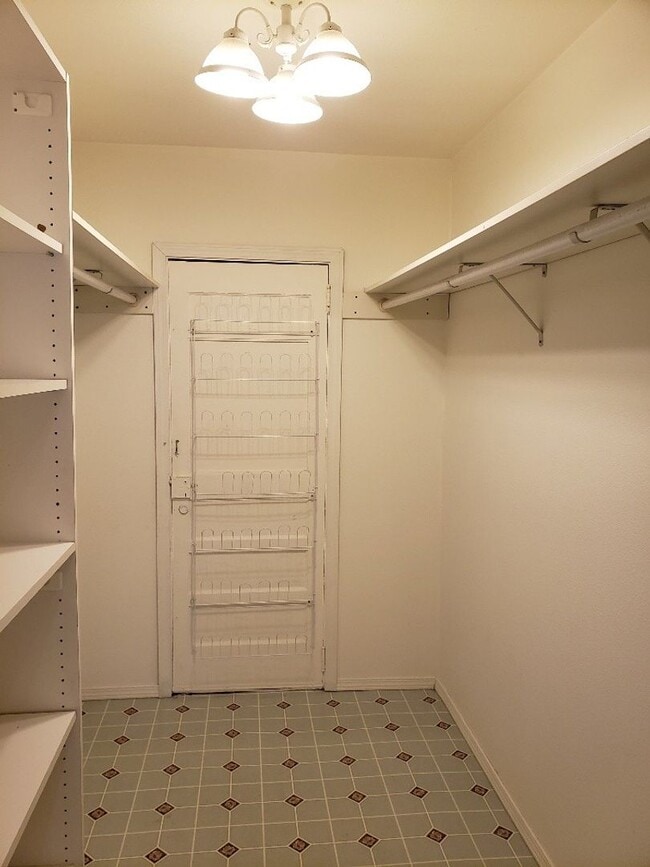 Building Photo - STATUS:RENTED-| R122 | $1795