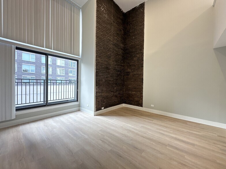 Building Photo - 1220 N La Salle Dr