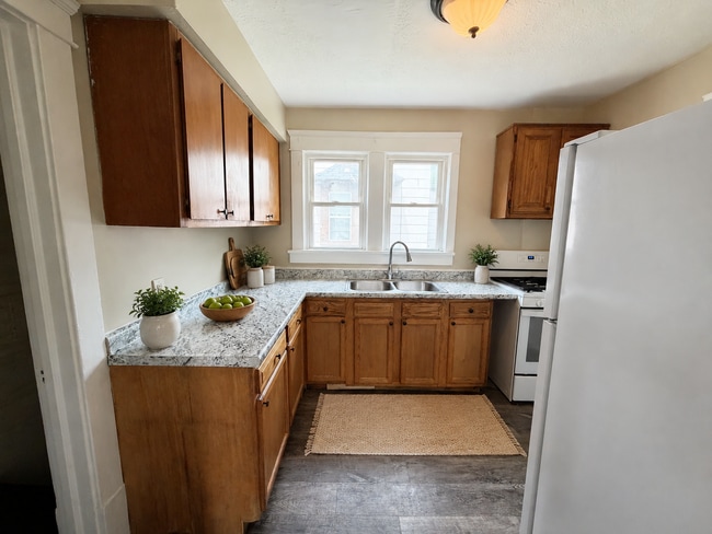 Building Photo - 907 Kling St