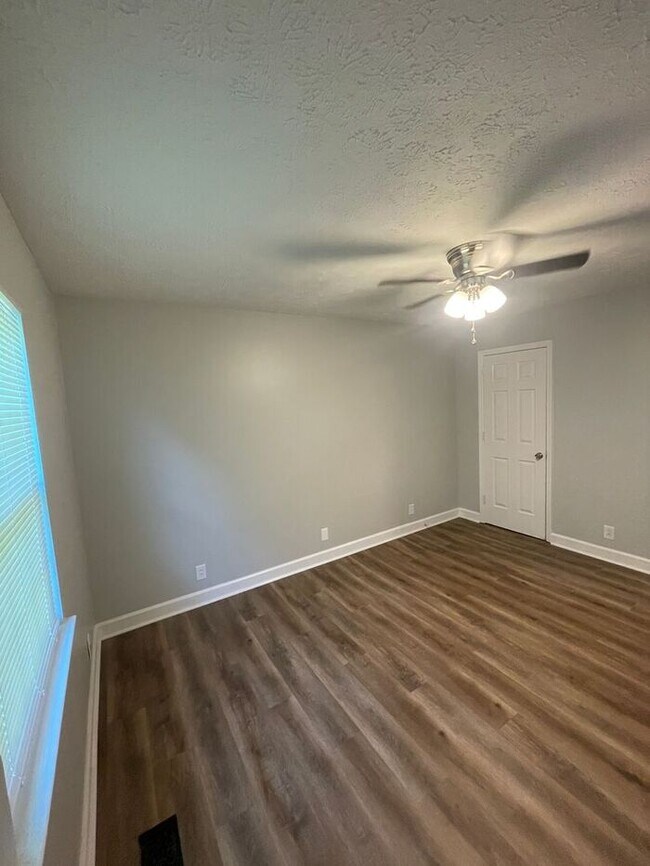 Building Photo - Comfortable 4-Bedroom Home in a Convenient...