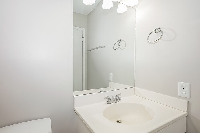 Building Photo - 217 Pineview Dr