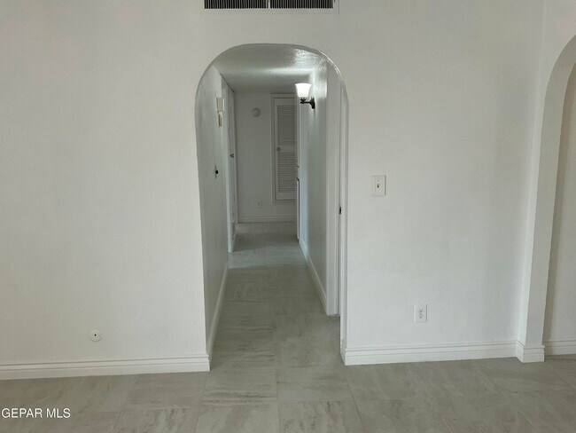 Building Photo - 335 Flynn Dr