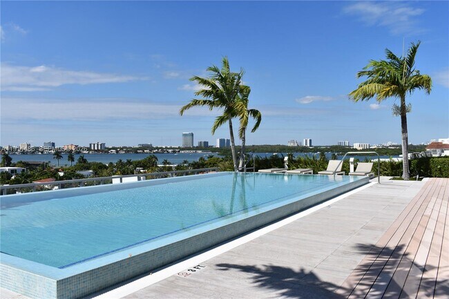 Building Photo - 9940 W Bay Harbor Dr