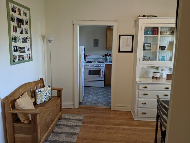 Building Photo - Light and Bright West Wrigleyville/Roscoe Village