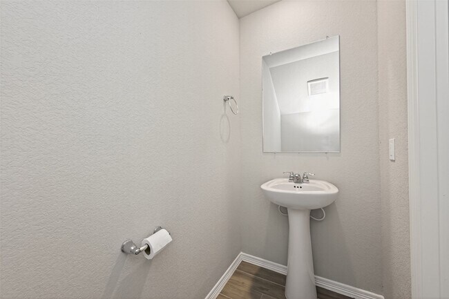 Building Photo - 25527 Valverdant Ct