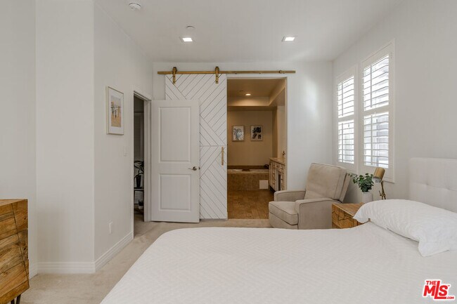 Building Photo - 7100 Playa Vista Dr