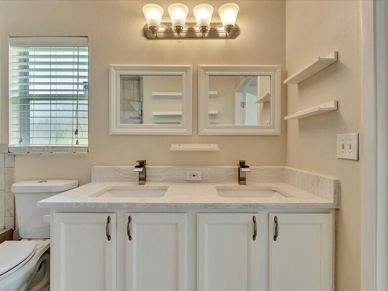 Master bath - 5105 39th St W