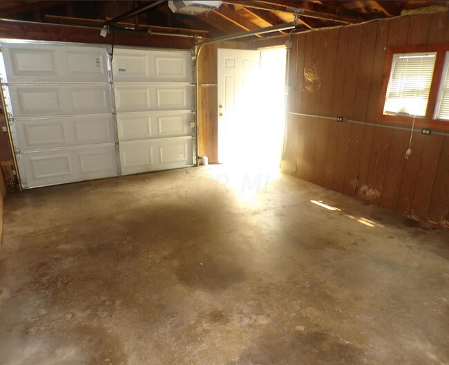 Building Photo - 995 Hillridge Rd