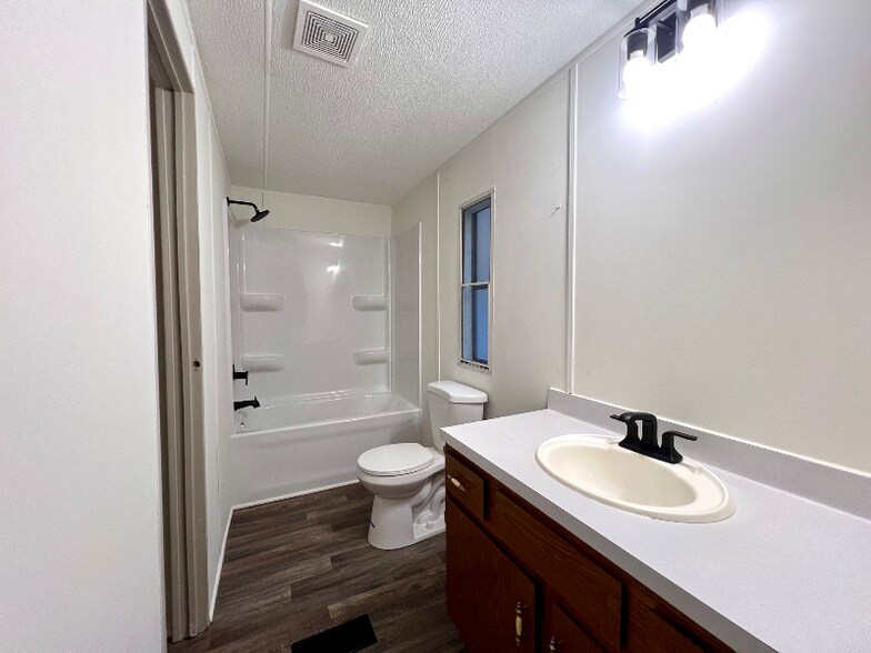 Building Photo - 413 Elm Ln