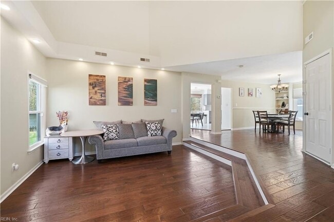 Building Photo - 1721 Chestwood Dr