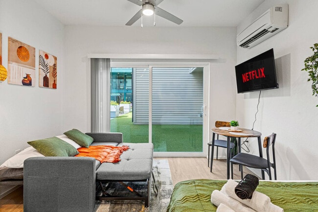 Building Photo - 596 W 9th St